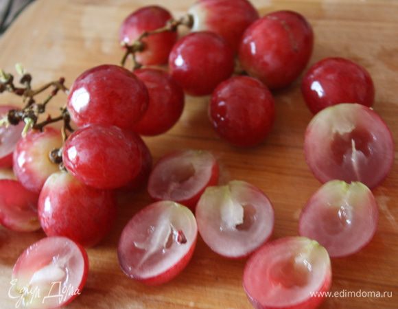 Виноград режем напополам и удаляем косточки.