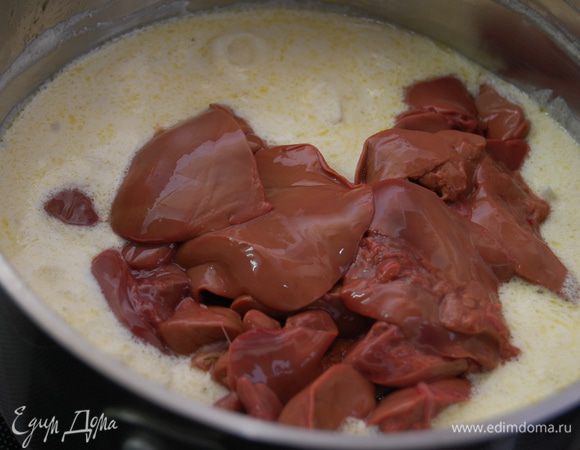 Добавить печень  и увеличить огонь. Тушить печень помешивая лопаткой. ВАЖНО! Печеночка продукт деликатный, а потому она  должна стать упругой снаружи и розовой внутри. Не перетушите!  Посолить.