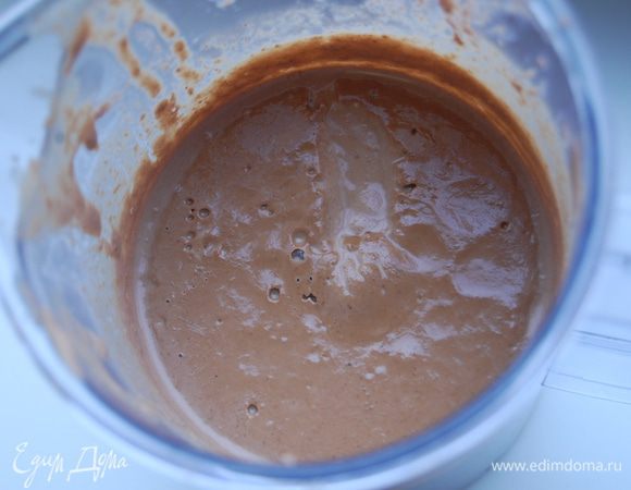 Снять сотейник с огня,  остудить до комнатной температуры  и взбить погружным блендером до состояния крема.