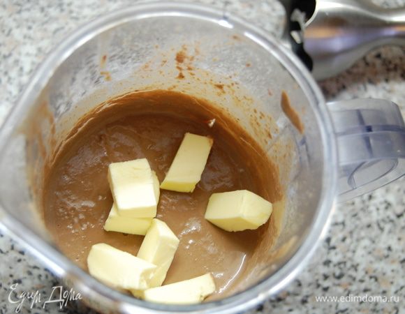 Частями ввести в паштет 130 г охлажденного масла, каждый раз тщательно взбивая.  