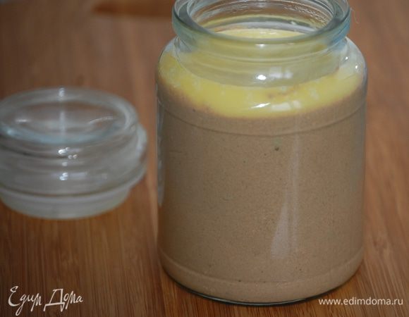 Оставшиеся 100 г масла растопить, добавив несколько веточек розмарина (по вкусу), процедит и залить паштет.  Отправить в холодильник  минимум на ночь (у меня простоял сутки).  