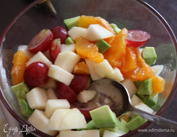 Все фрукты перемешиваем и заправляем медом.