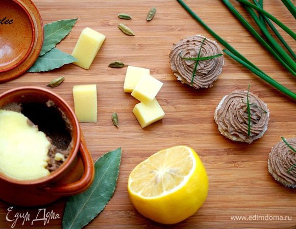 Сливочное масло  выступает в роли консерванта.     Хранить паштет в холодильнике. Срок хранения - около пяти дней (если я не права - поправьте). 