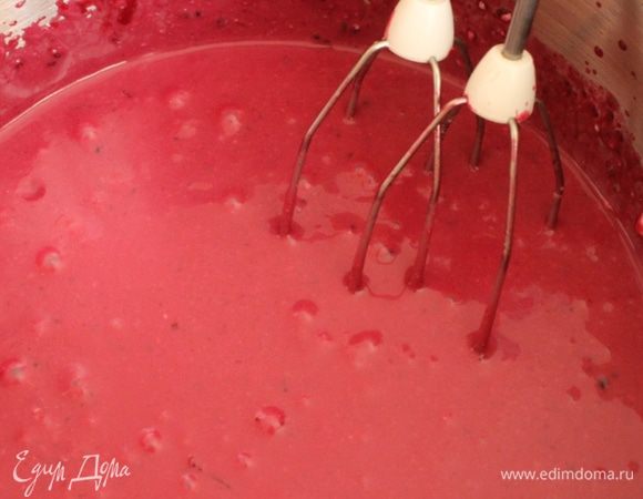 Охладить пюре, добавить маскарпоне и хорошо взбить. Ввести замоченный желатин, перемешать.