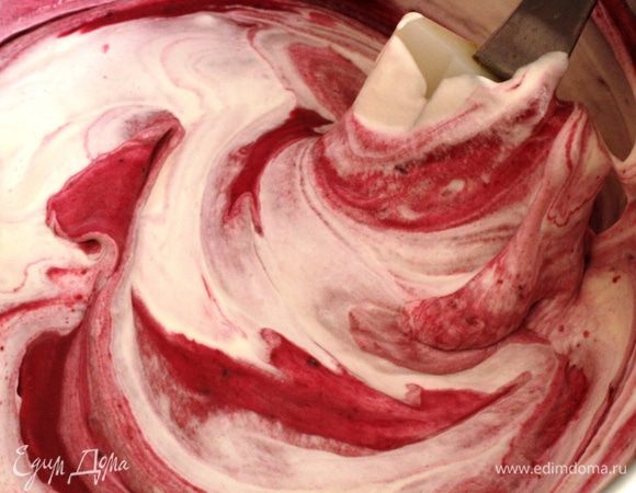 Взбить охлажденные сливки и аккуратно ввести в мусс.  