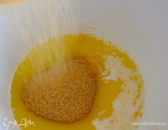 Растопить на медленном огне сливочное масло. Остудить и перелить в миску, добавить сахар (я использовала коричневый тростниковый сахар, но по рецепту идет обыкновенный белый).