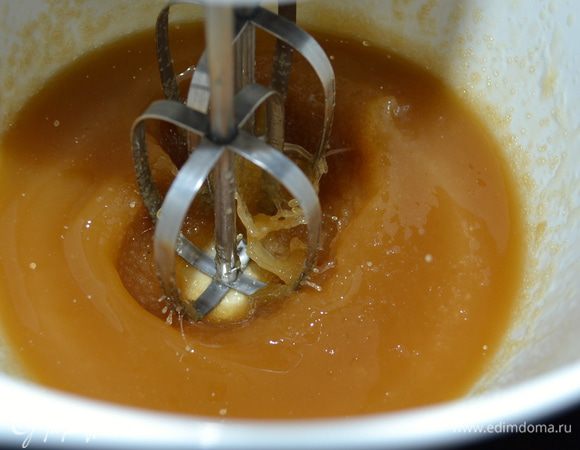 Взбить масло с сахаром. Я по началу использовала электромиксер, но после вымешивала все вручную венчиком.  