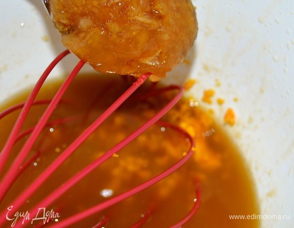 Добавить к смеси натертую цедру апельсина и столовую ложку апельсинового варенья.