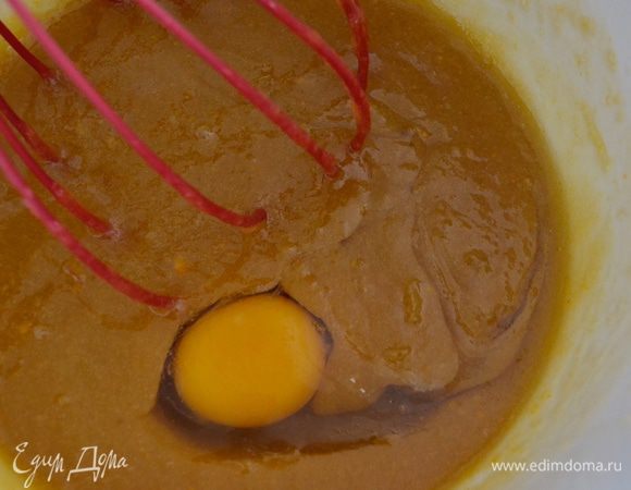 Добавить яйца и как следует все размешать. 
