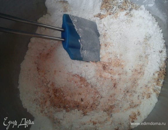 <font style="vertical-align: inherit;"><font style="vertical-align: inherit;">Смешать сахар, молотый миндаль и рисовую муку.</font></font>