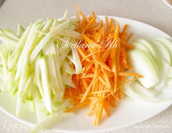 Кабачок, морковь и лук нарежьте соломкой