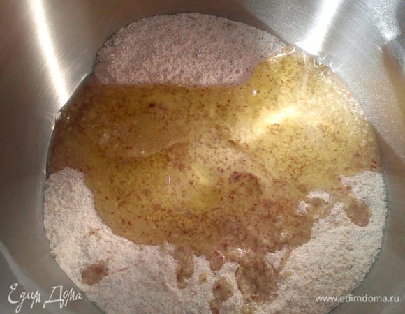 Взбить белки до пышности, вмешать в них сухую смесь.