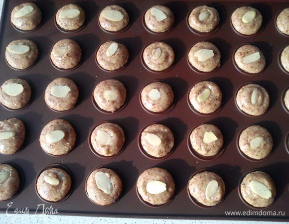 Отсадить заготовки на противень, застеленный пекарской бумагой. Сверху можно украсить цельным миндалем.