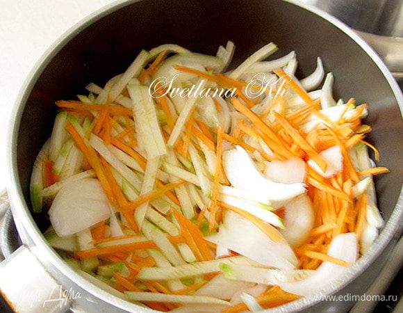 Очистите сотейник  и налейте ложку свежего масла. Выложите овощи без чеснока и обжарьте на сильном огне 3 минуты. Полейте оставшимся маринадом. Добавьте зеленый чеснок. Прогрейте еще минуту  и уберите с огня. Овощи должны остаться "на зубок". Подавайте рыбу с овощами!