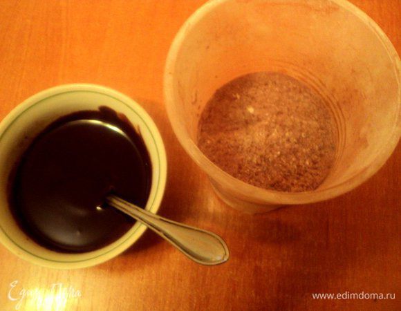 Шоколад 35 г и масло 35 г растопить на водяной бане и остудить, но чтобы шоколад не застыл. Смешать просеянную муку, крахмал, какао, разрыхлитель теста.