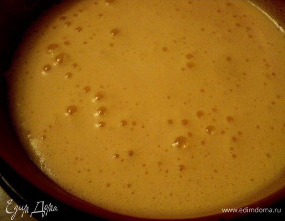 Яйца взбить с  сахара, поставив емкость с яйцами на кастрюлю с горячей водой (посуда с яйцами не должна касаться воды и кастрюлю не ставить на огонь) до увеличения в объеме в 3-4 раза в течении 6-8мин. 