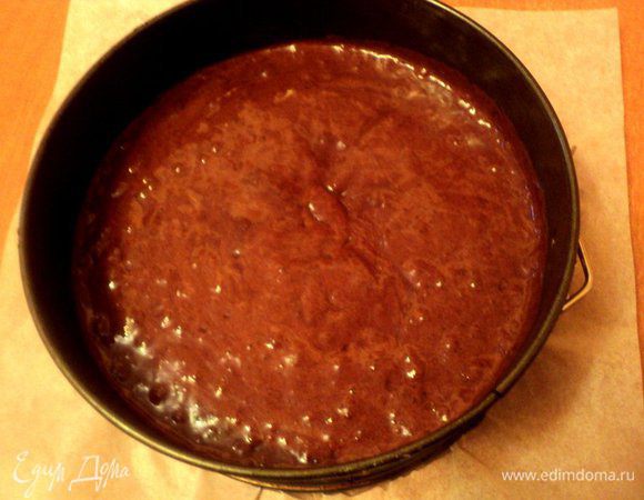 Снять яичную смесь с водяной бани и в три приема вести мучную и шоколадную смесь.  Дно формы для выпечки  Ф-20 см застелить бумагой для выпечки, смазать маслом (бока формы не смазывать), вылить тесто. Что бы бисквит при выпечке был ровный, крутануть несколько раз форму с тестом по часовой стрелке.