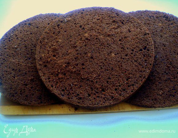 Выпекать при температуре 175 градусов 40-45 минут. Охладить на решетке и выдержать бисквит 6-8 часов. Разрезать на три пласта.