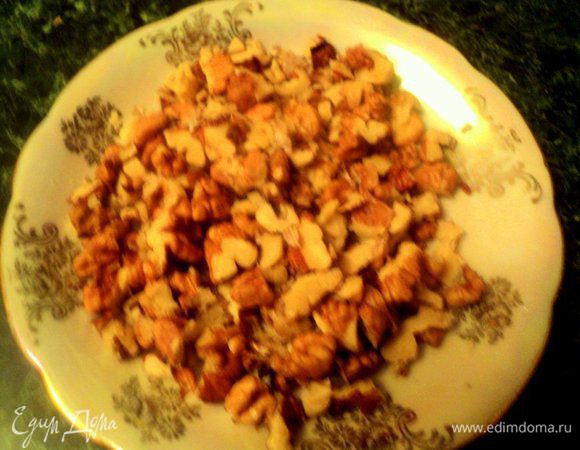 Приготовить грильяж: орехи подробить не очень мелко и поджарить на сухой сковородке. Пересыпать в другую емкость.