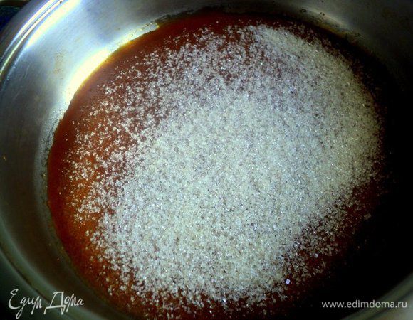 Сварить карамель: сливки подогреть до 90 градусов. Сахар растопить, не мешая,  на сковородке до состояния карамели.