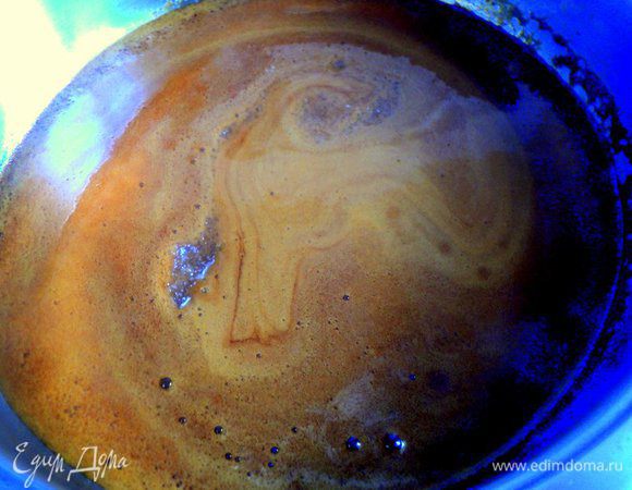 Затем тонкой струйкой влить горячие сливки, размешать и снять с огня.