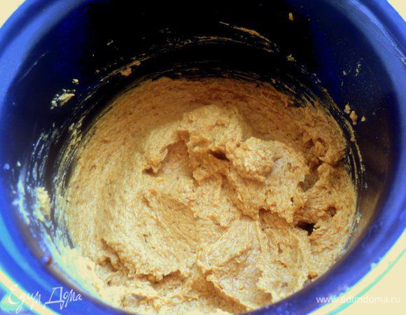 Размягченное масло взбить с ванильным сахаром, добавить карамель и измельченный грильяж, перемешать.