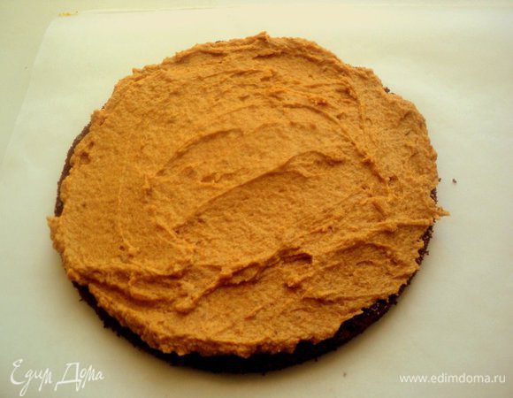 Прослоить кремом пласты бисквита.