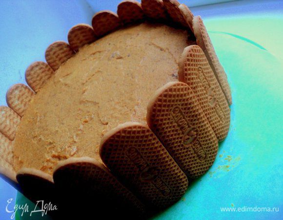 Приклеить по бокам печенье и поставить торт в холодильник на 2 часа.