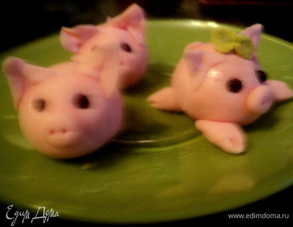 Для ганаша растопить на водяной бане шоколад и сливки, перемешать и вылить поверх торта. Получилось своеобразная «деревянная» лохань с «грязью» для купания поросят! Поросят слепить из мастики или марципана.