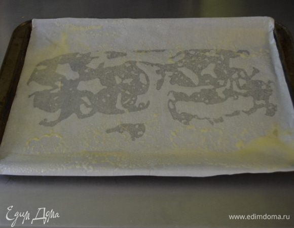 Разогреть духовку на 180 гр.
Противень размером нужен 32 см на 38 см. Смазать маслом ,выложить бумагу для выпечки по размеру противня,смазать бумагу также маслом и припылить мукой. У меня использован масляный спрей с мукой уже.