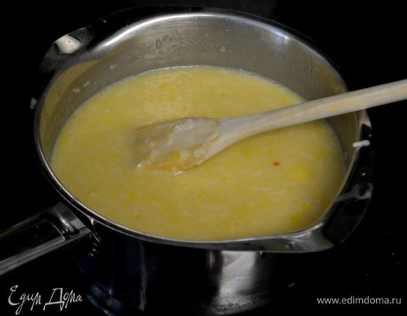 Для начинки смешаем в кастрюльке не сладкое сгущенное молоко с 1 стаканом сахара и 3 желтка,добавим 110 гр порезанное кубиками сливочное масло.Поставим на средний огонь,помешиваем.Примерно 10 мин.
Затем снимем с огня добавляем 1 ч.л ванилина,высушен.в духовке кокосовую стружку и пекан порубленный.Перемешаем и поставим остывать.