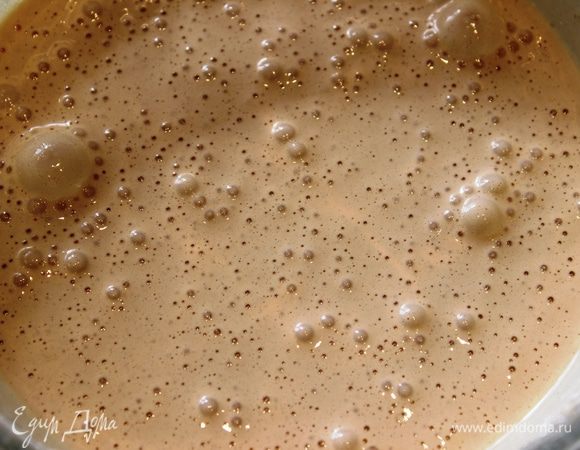 Для того, чтобы эффективно использовать время на приготовление мороженого, сначала можно подготовить общие для всех трех вкусов части. Поэтому необходимо начать с яиц: хорошенько их вымыть с мылом, отделить белки от желтков, сразу отделите 5 из 7 (2 белка оставить до следующего случая...сейчас они не потребуются, но могут пригодиться для приготовления какого-нибудь другого блюда).  Белки поставить в холодильник...пусть подождут. Тростниковый сахар (7 ст.л.) перемолоть в кофемолке до порошкообразного состояния и добавить его к желткам (7 шт.)...взбить миксером (масса должна посветлеть, а сахар раствориться). Если Вы не любите сладкое мороженое, в этом случае советую количество сахара сократить на треть или даже вдвое)))