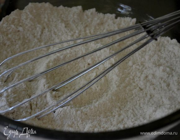 Смешать муку, пищевую соду и соль.