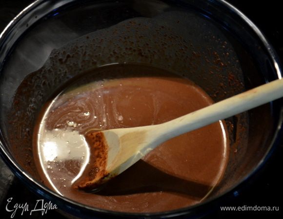 В другом блюде смешать какао и шоколад протертый.Залить горячим натуральным крепким кофе и перемешать.Затем добавим кефир и 2 ч.л ванилина,перемешать.