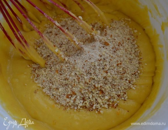 В конце в тесто добавить измельченный миндаль.