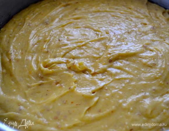 Готовое тесто выложить в подготовленную форму для выпечки (смазанную слив. маслом и присыпанную мукой) и поставить в заранее разогретую до 180 С духовку. Выпекать 40-45 минут. Готовность, как всегда, проверить деревянной палочкой. 