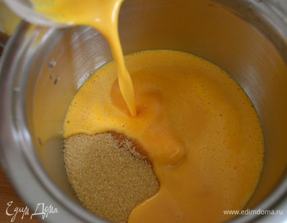 Пока печется пирог, приготовим сироп для пропитки. В небольшой кастрюльке смешать сахар с апельсиновым соком. Поставить на слабый огонь и, помешивая, довести до полного растворения сахара.   