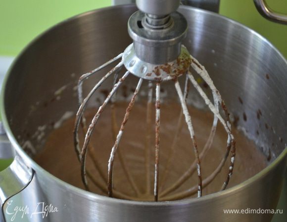 Взбить на высокой скорости 4 мин. сливочное масло комнатной тем-ры с сахаром 1 1/4 стакана,снизим скорость и добавляем по яйцу за раз после каждого раза перемешивая.Затем муку в три приема и в два приема какао с шоколадом,заканчивая мукой.