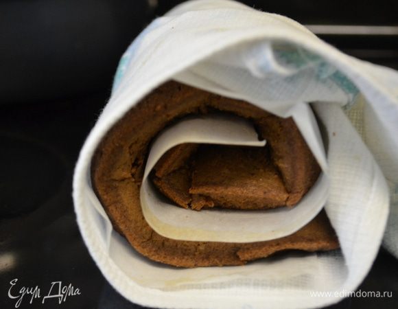 Достанем из духовки можно на полотенце с бумагой для выпечки выложить бисквит и горячим свернуть осторожно его в рулет на несколько минут.