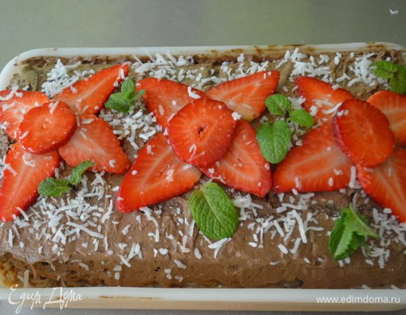 Затем украсить ягодами целыми или порезанными.И мятой.Немножко выложим сверху кокосовой стружки.Поставим в холодильник или тут же разрезаем на порции.