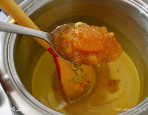 Добавить полную ложку апельсинового варенья и как следует перемешать. Снять сироп с огня и немного остудить.  