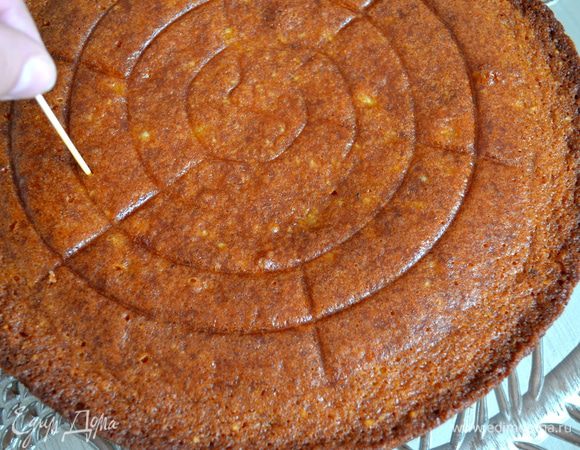 Готовый пирог достать их духовки и остудить, перевернув на решетку. Как только полностью остынет, выложить пирог на сервировочное блюдо и наколоть по всей поверхности зубочисткой (много-много дырочек...).  