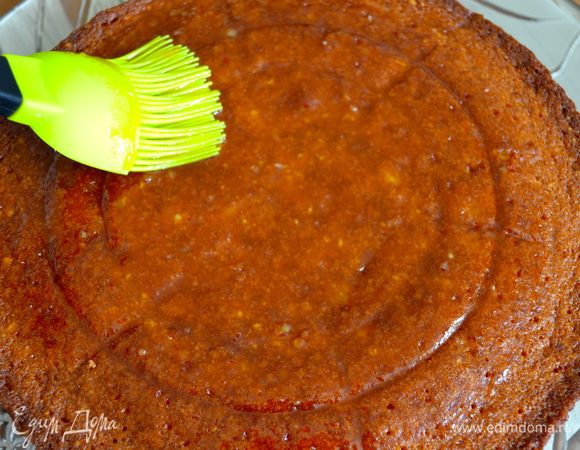 Затем смазать верх пирога подготовленным сиропом. Я нанесла его в два захода. Сначала первый слой. Затем дала немного впитаться и еще нанесла второй слой пропитки.