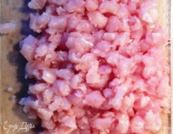 Из куриной грудки приготовить фарш с помощью мясорубки, блендера или просто мелко порезать ножом (я с курицей всегда так поступаю:)