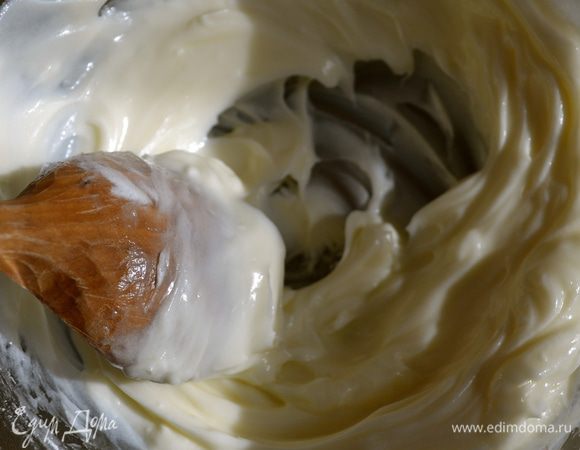 Для глазури просто растереть сливочный сыр с сахарной пудрой... 