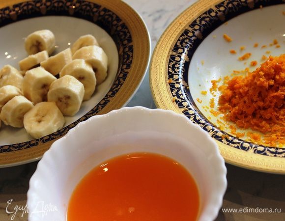 Натереть цедру мандаринов, отжать из них сок. Банан очистить, нарезать и пюрировать в блендере