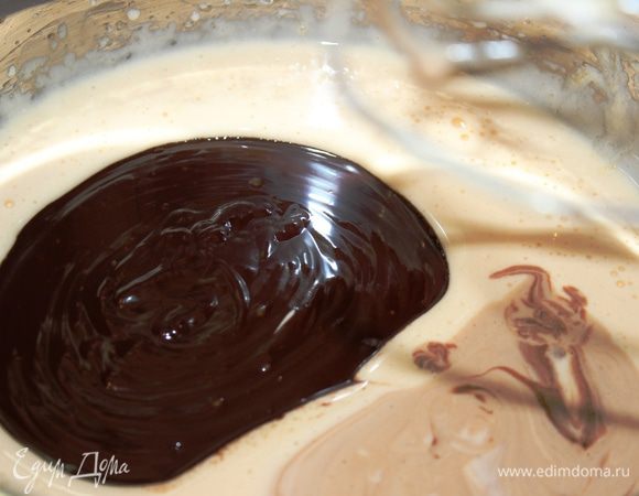 Желтковую массу визуально разделить (приблизительно) на 3 части следующим образом: 4/7, 2/7 и 1/7 и разложить их в разные миски. В самую большую часть (4/7) влить растопленный шоколад и хорошенько взбить (следить, чтобы желтки не свернулись от горячего шоколада)