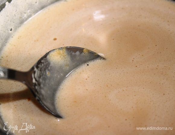 В другую часть желтковой массы (2/7 части) добавить мандариновый сок, цедру (оставить немного для украшения) и ликер цитрусовый. Поставить миску на водяную баню и постоянно помешивая загустить массу (следить, чтобы желтки не свернулись)...на это уйдет примерно минут 15. Готовится как заварной крем, только вместо молока - мандариновый сок)))