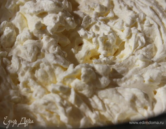 Отдельно взбить 500 мл. сливок (это тоже общая часть) до консистенции крема....позднее необходимо будет визуально разделить полученную массу на три части: 3/5 (для шоколадного вкуса), 1/5 (для бананового вкуса) и 1/5 (для цитрусового вкуса)