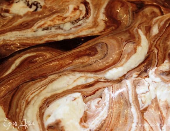 Заканчиваем приготовление шоколадной массы: добавить в нее часть взбитых сливок (3/5), аккуратно перемешать лопаточкой или ложкой